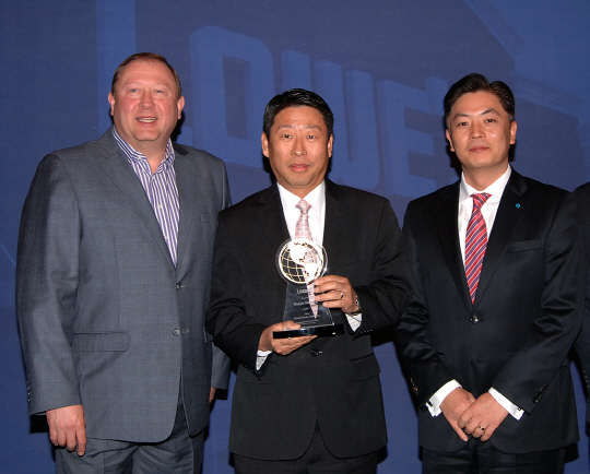 지난 19일(현지시간) 미국 노스캐롤라이나주 윌크스버러에서 열린 '로우스 글로벌 운송 컨퍼런스'에서 '2014년 최우수 선사상'을 수상한 한진해운의 정윤한 미주지역 본부장(왼쪽 두번째), 이효석 아틀란타 지점장(세번쨰)이 릭 가브리엘슨 로우스 물류 총책임자와 기념촬영을 하고 있다. 사진=한진해운 제공